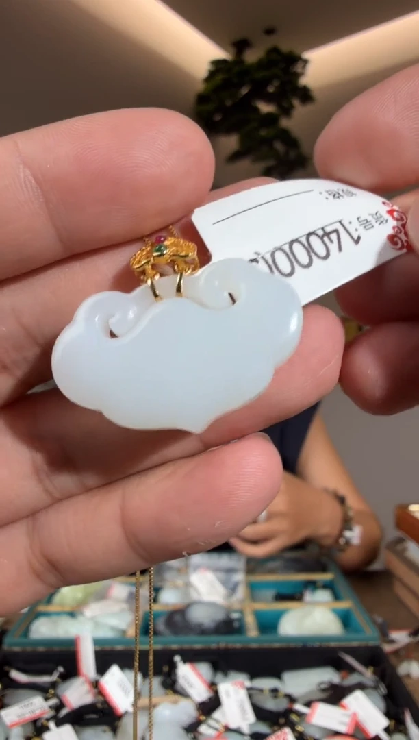 颈饰18K金镶嵌和田玉J