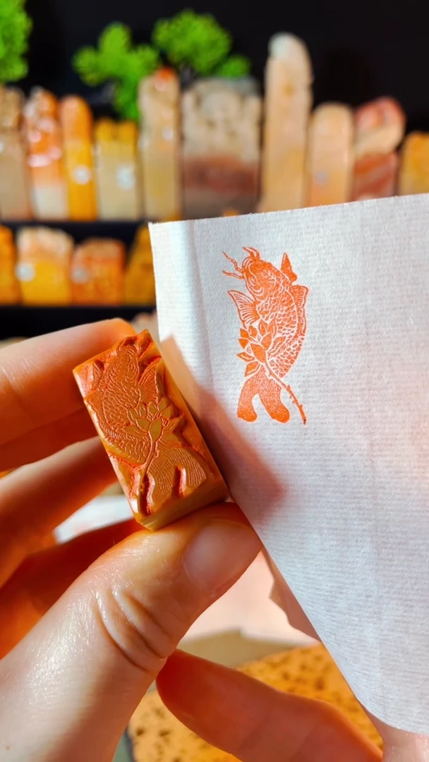 【闪购商品】老挝石印石手工篆刻《锦鲤逐福》木纹石