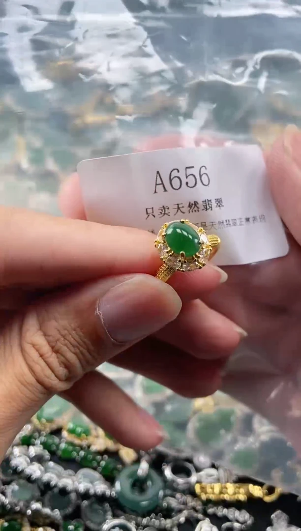 翡翠未镶嵌颈饰一物一拍