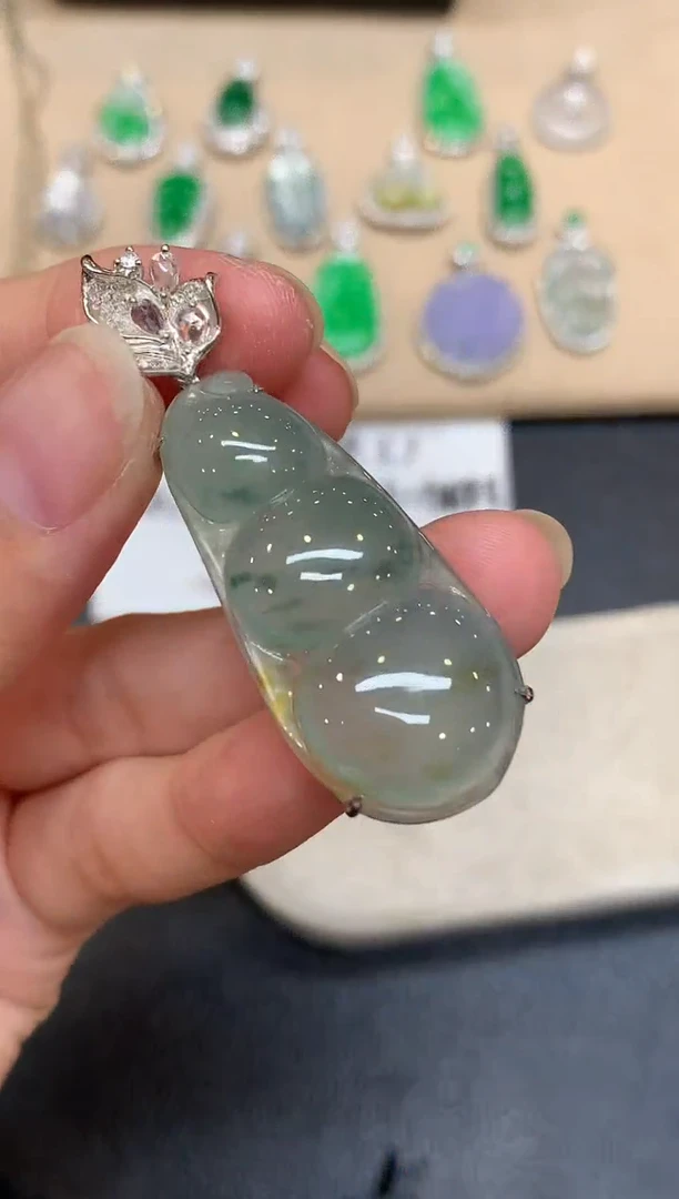 颈饰18K金镶嵌翡翠福豆【无服务费