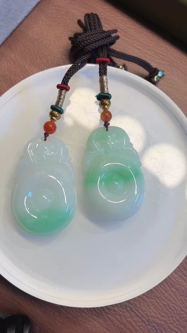 颈饰未镶嵌翡翠福在眼前白底青吊坠（多样性发）