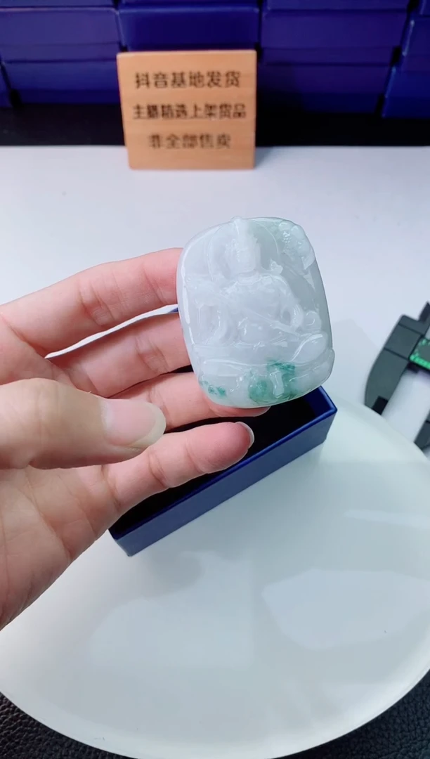 翡翠未镶嵌颈饰     `
