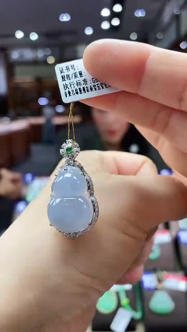 翡翠18K金镶嵌颈饰葫芦