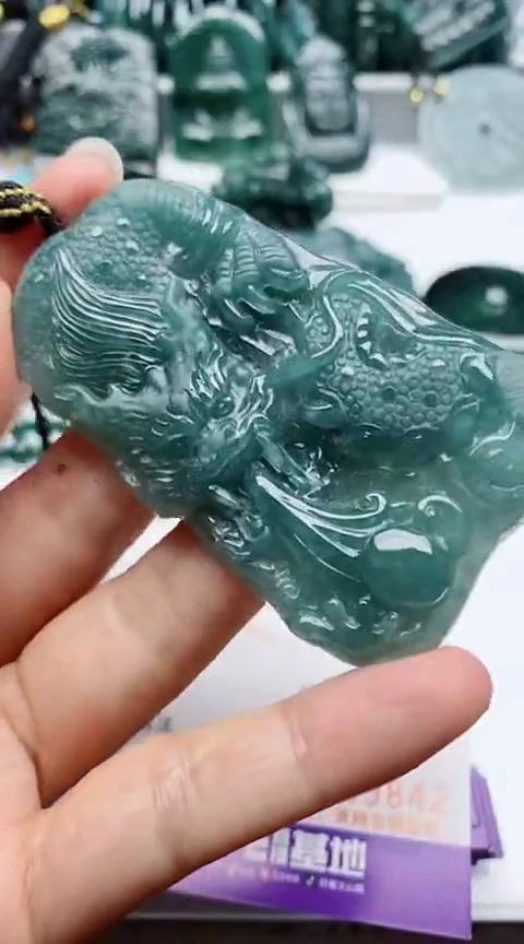 翡翠未镶嵌颈饰