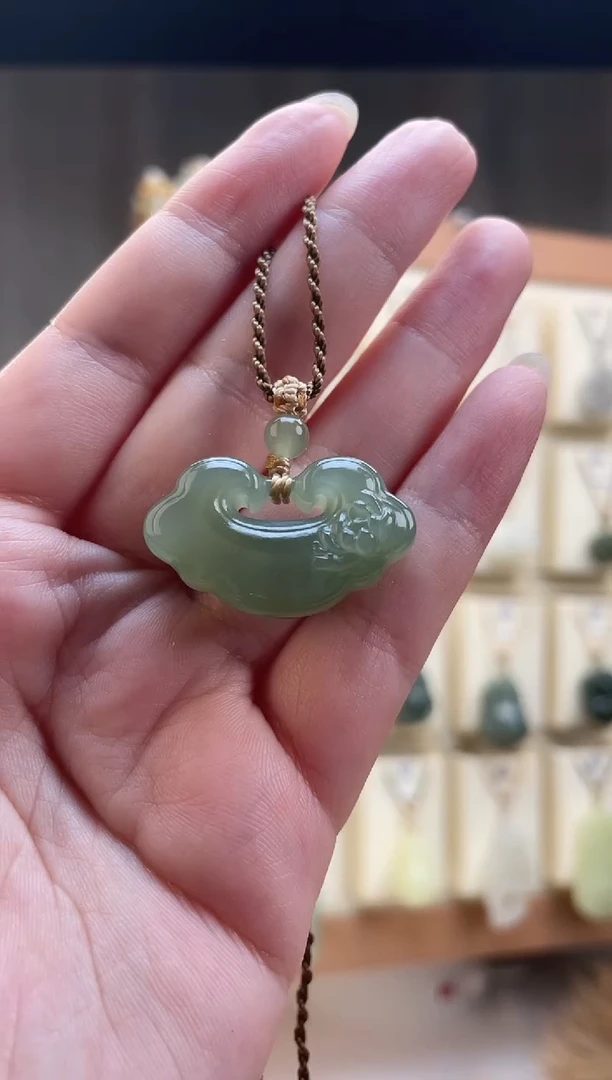 颈饰未镶嵌和田玉30*12毫米青海料湖水绿荷花锁（底部有水线）