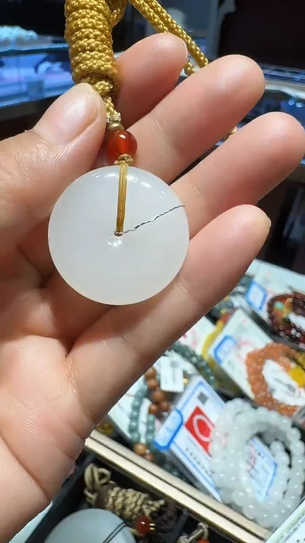 颈饰未镶嵌和田玉吊坠
