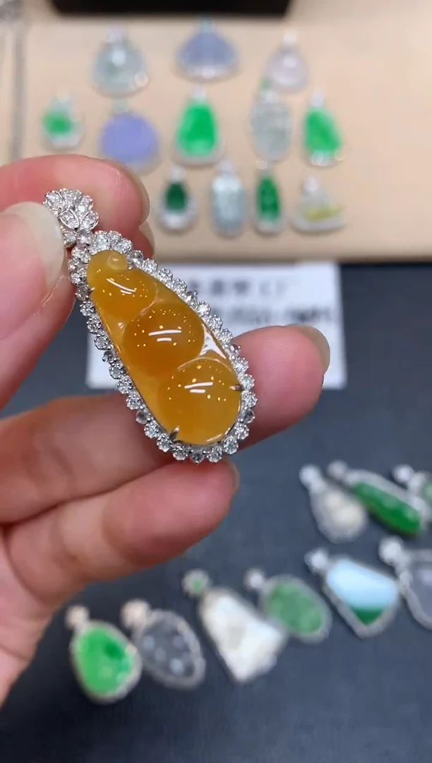 颈饰18K金镶嵌翡翠福豆【无服务费