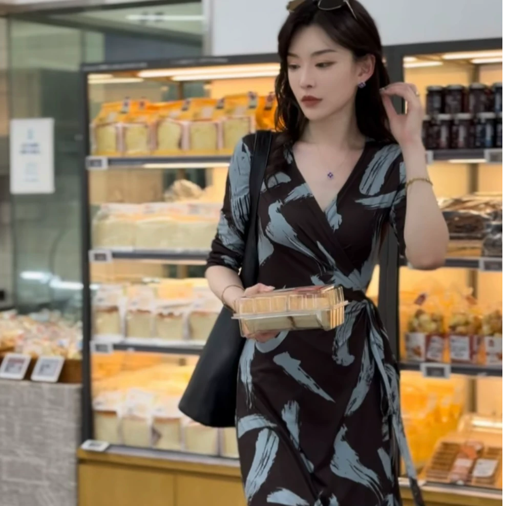 iu【金喜】法式裹身连衣裙2025夏水墨条纹印花高级感收腰显瘦气质