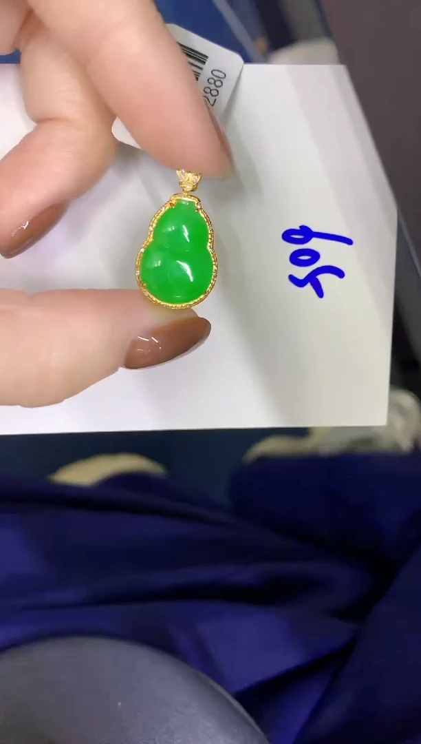 颈饰18K金镶嵌翡翠缅甸天然翡翠A货
