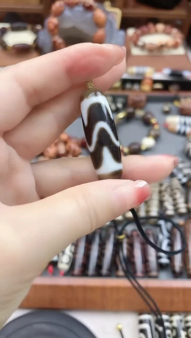 未镶嵌珠珠玛瑙/玉髓黑白双牙牙
