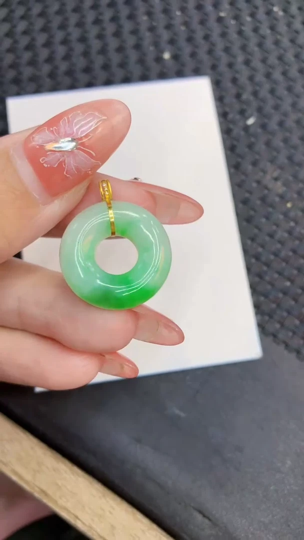 颈饰18K金镶嵌翡翠1