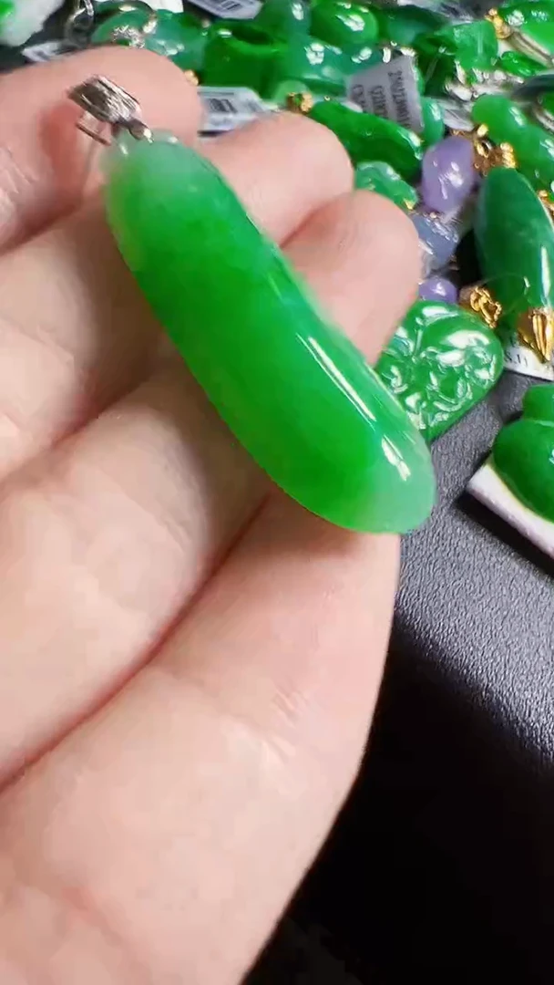 颈饰18K金镶嵌翡翠瓜