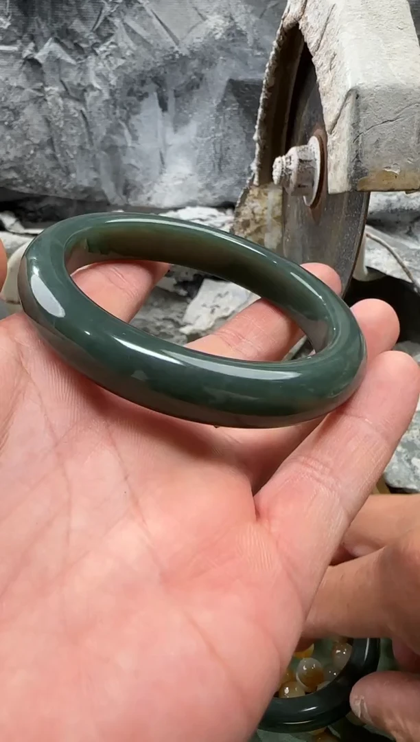 和田玉未镶嵌颈饰手镯