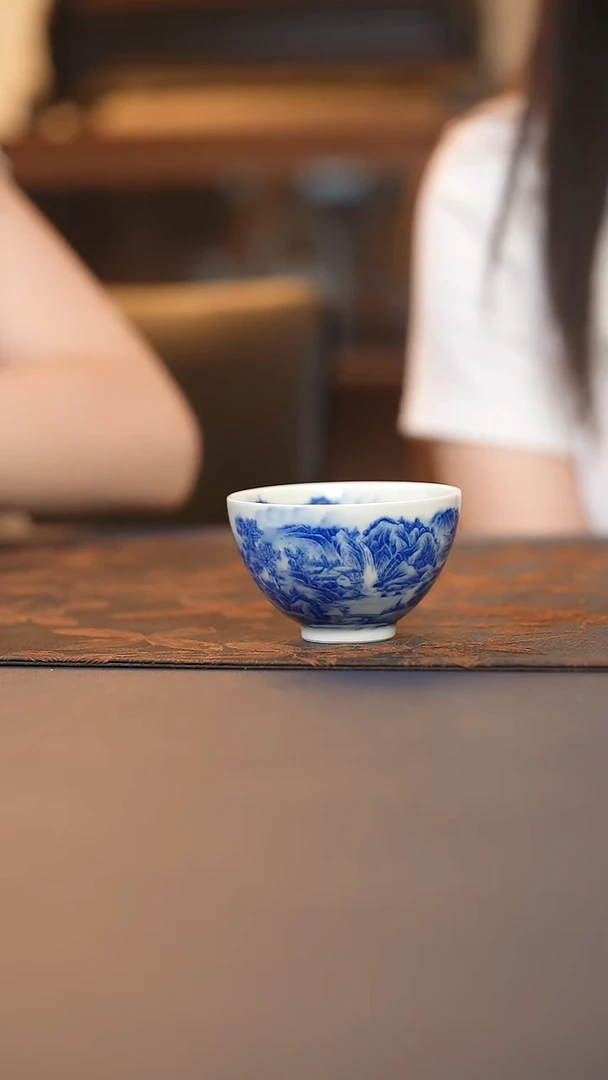 青花山水鸡心杯 青花山水鸡心杯