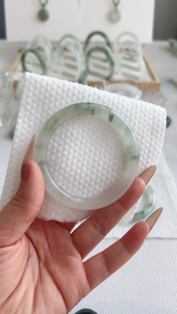 【闪购商品】石英质玉手镯未镶嵌54