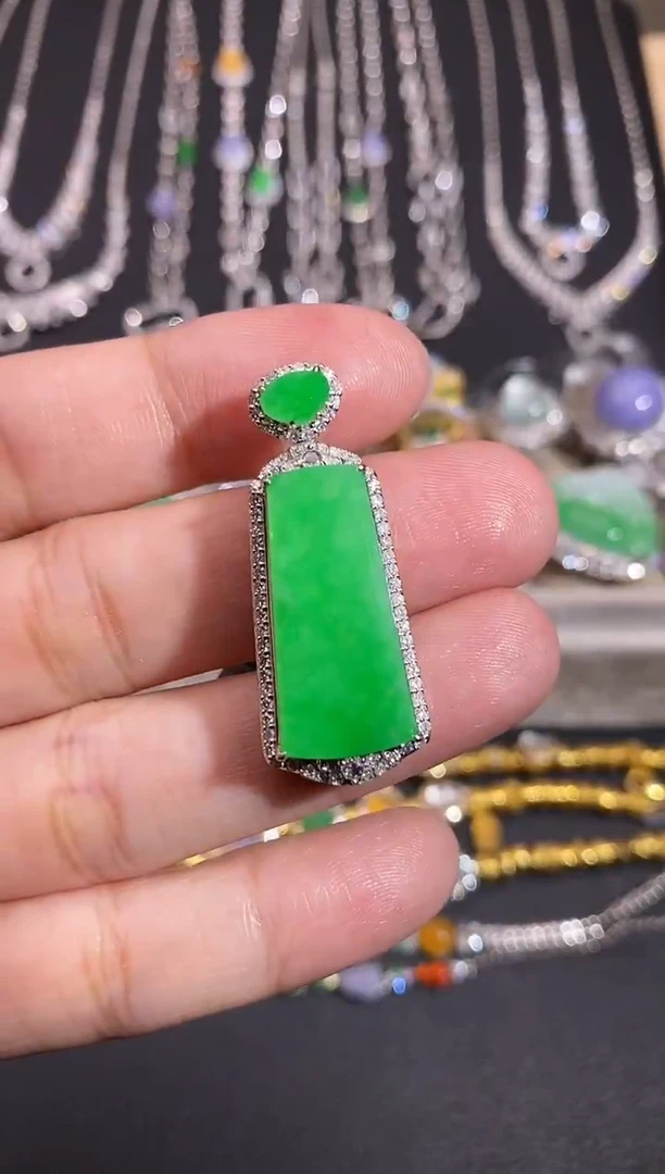 颈饰18K金镶嵌翡翠吊坠