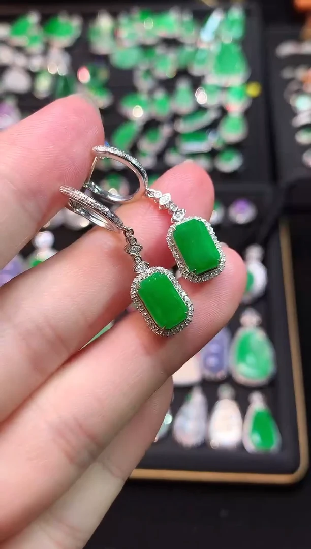 18K金镶嵌戒指翡翠高冰满绿无事牌耳坠