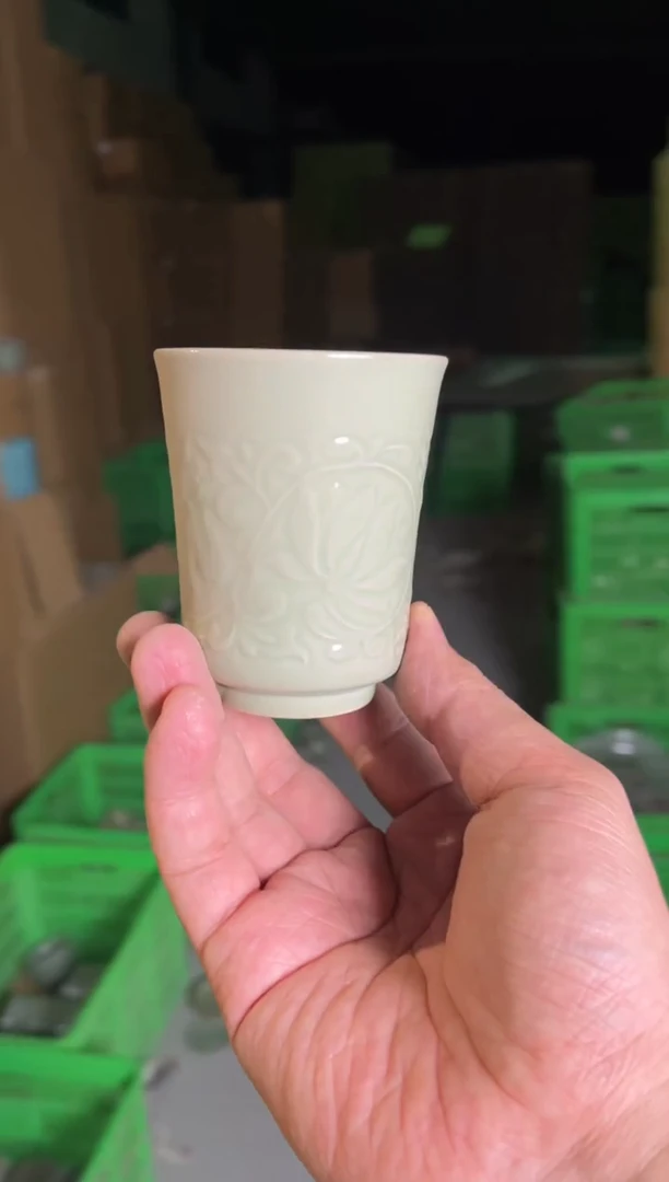 【闪购商品】瓷瑕疵莲纹直口杯1只