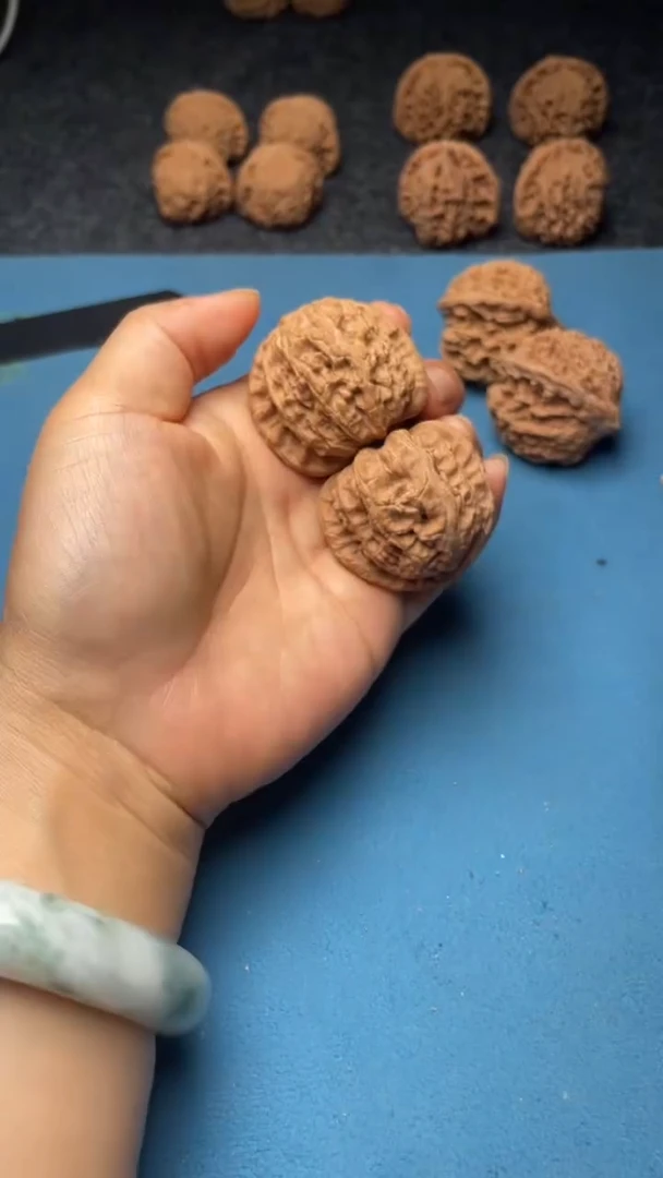 桃核把件w174  白狮子 40尺