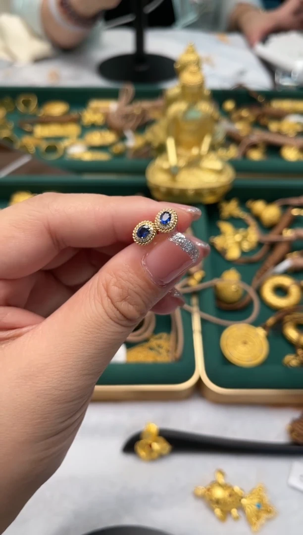 【闪购商品】蓝宝石耳钉18K金镶嵌18K金蓝宝石钻石耳钉