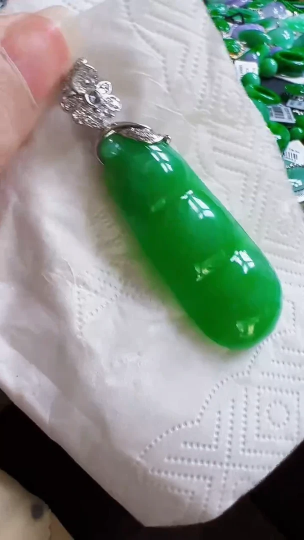 颈饰18K金镶嵌翡翠豆