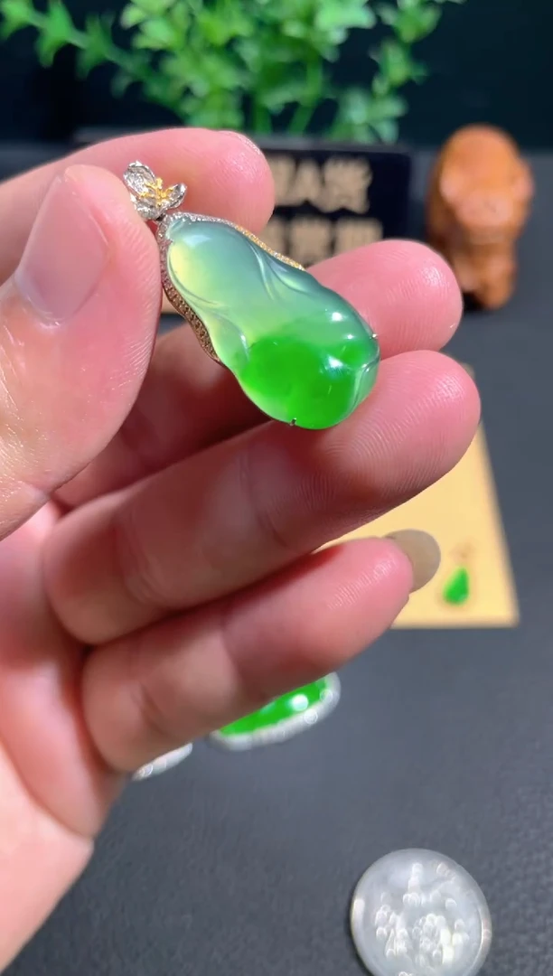 颈饰18K金镶嵌翡翠翡翠