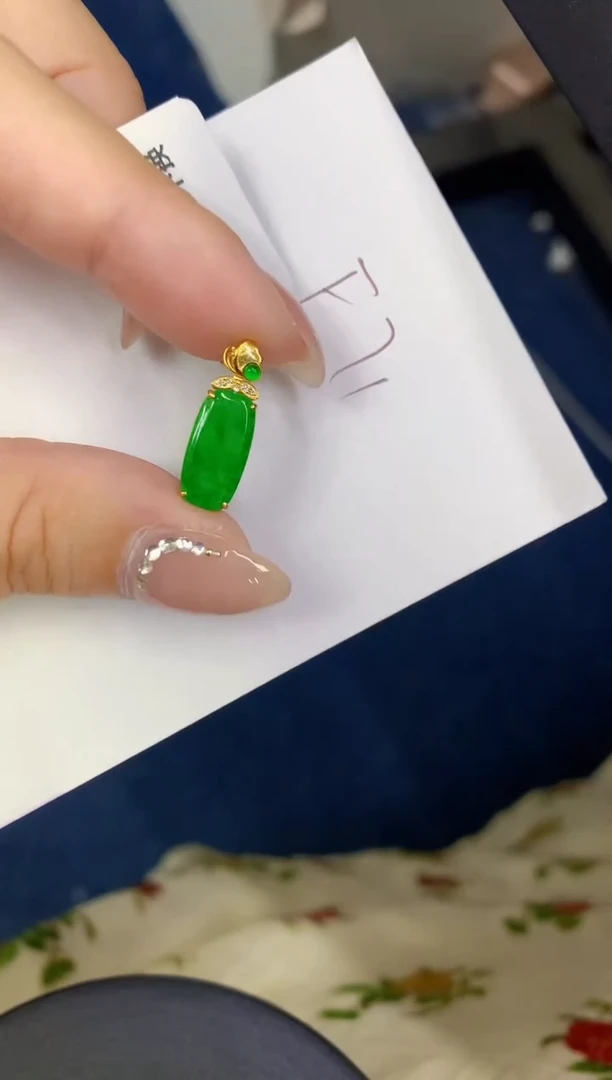 颈饰18K金镶嵌翡翠缅甸天然翡翠A货