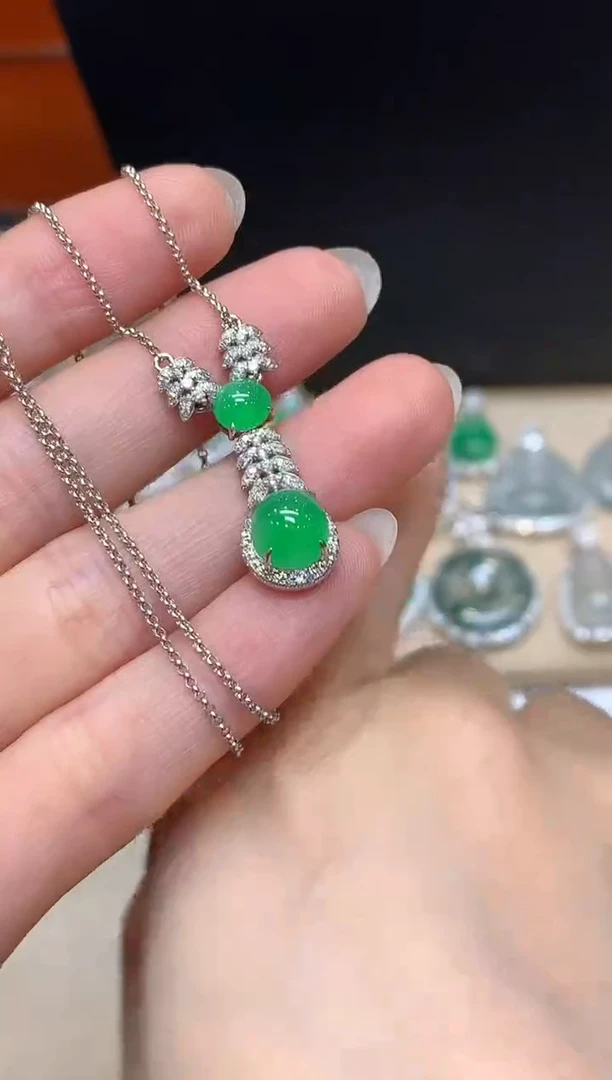 颈饰18K金镶嵌翡翠蛋面【无服务费