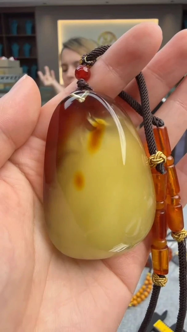 琥珀颈饰未镶嵌166秒拍号 假一罚三