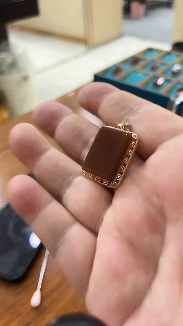 欧泊18K金镶嵌颈饰002218K金镶嵌无事牌