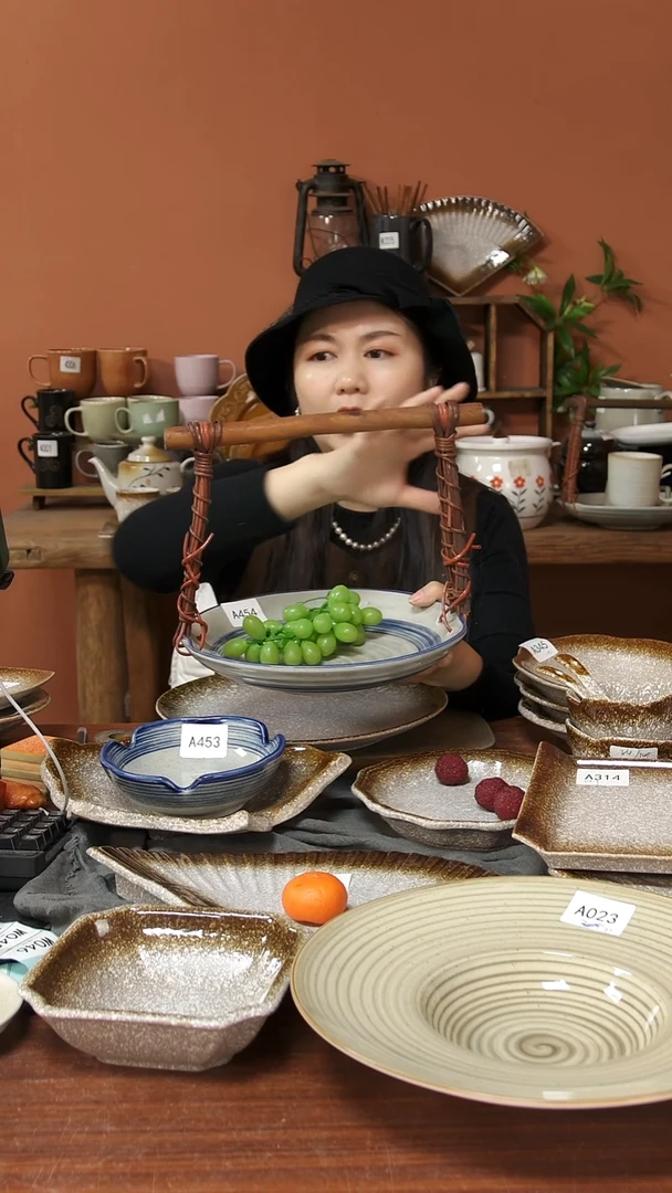 陶瓷A454 一只陶瓷手绘提梁手果盘可能微瑕