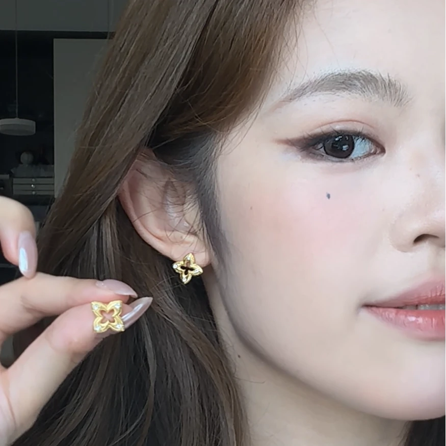 合金耳饰 小众设计精致拉丝镂空四叶花耳钉复古轻奢高级感耳饰