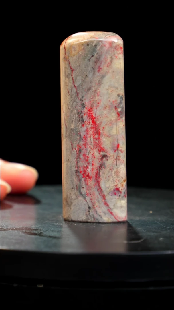 昌化石牛角鸡血石