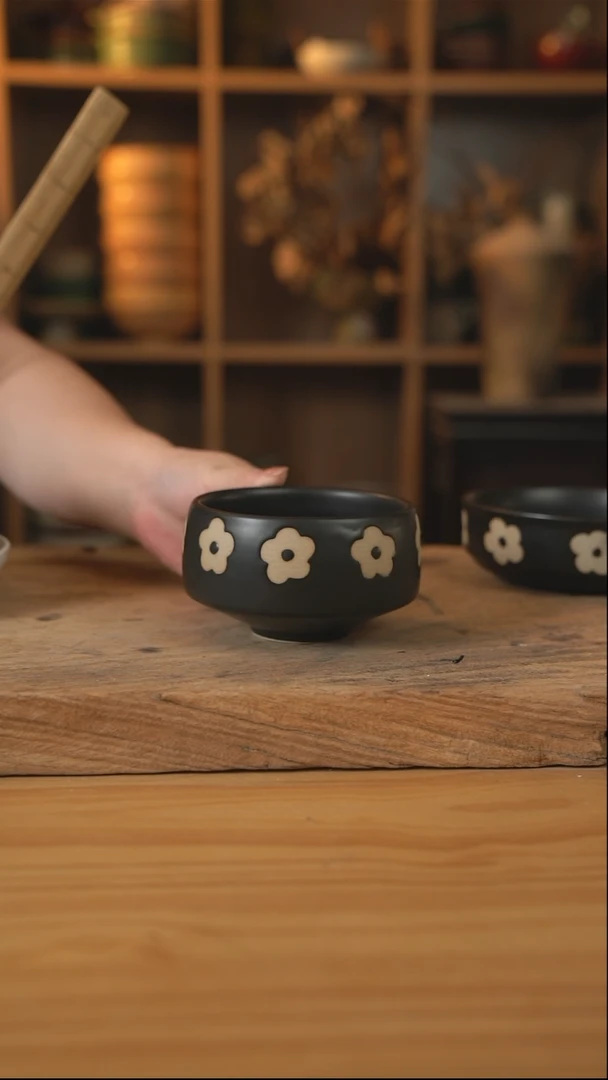 黑色雕刻小花花的钵钵米饭碗