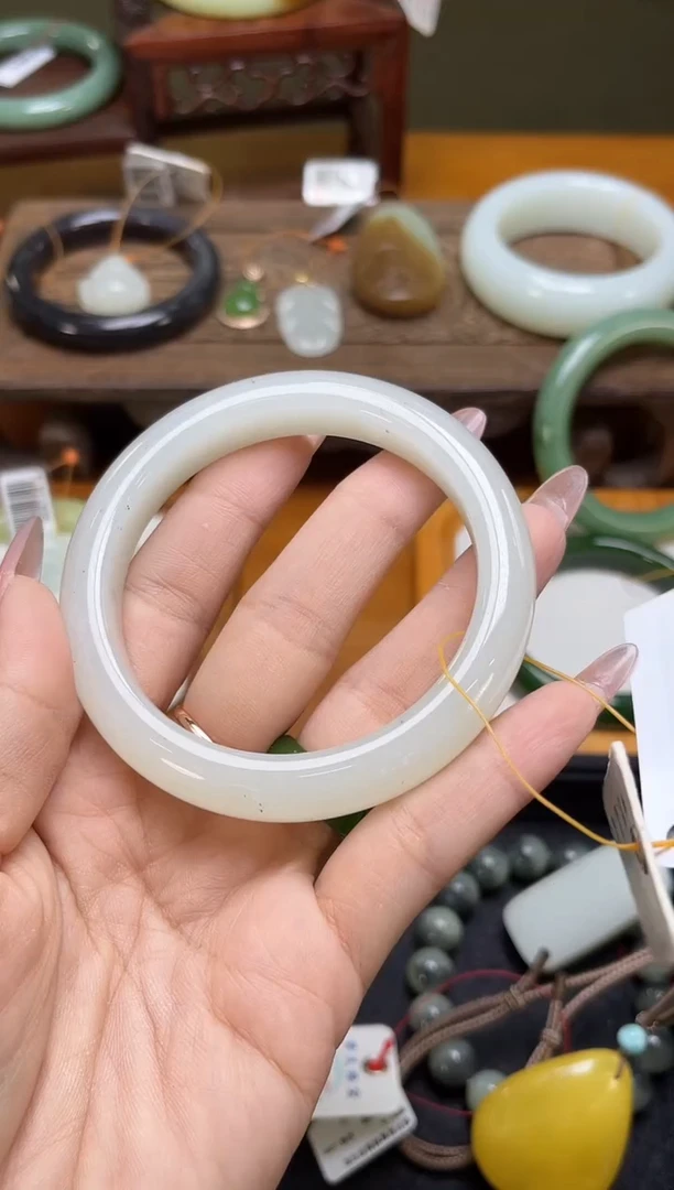 未镶嵌手镯和田玉一****?新疆黑山 59+圈