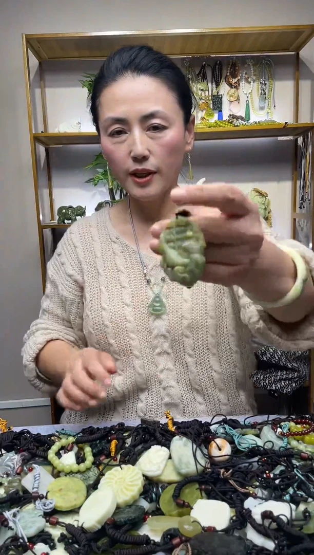 未镶嵌蛇纹石玉吊坠·