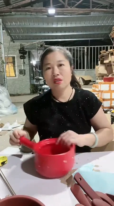 大瑕疵红色奶锅不带盖
