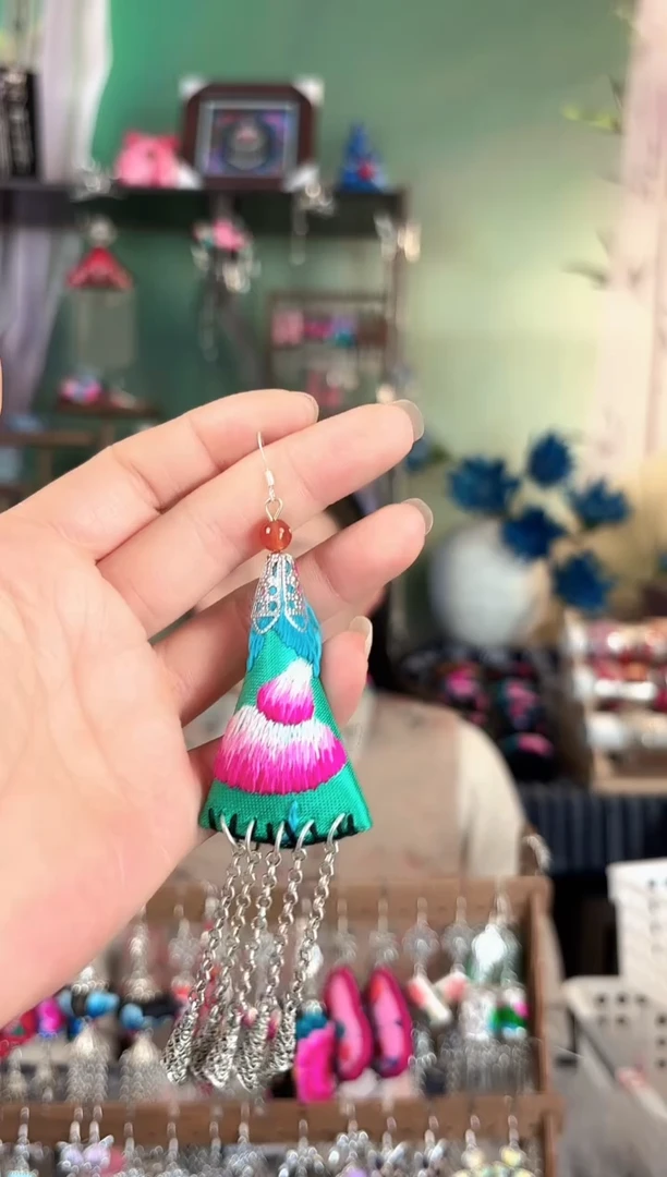 彩云南阁非遗老绣饰品372