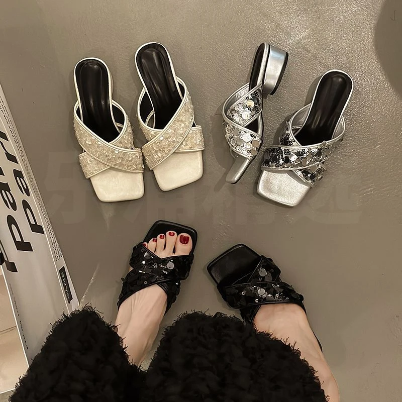 网红银色仙女一字低跟拖鞋夏季时尚2025外穿亮片新款交叉裙子凉鞋