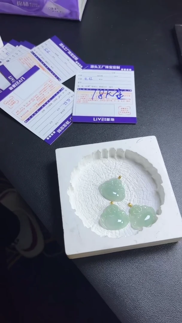 18K金镶嵌挂件翡翠/多样性发一件