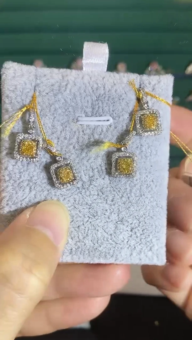 18K金镶嵌吊坠钻石吊坠多样性发一