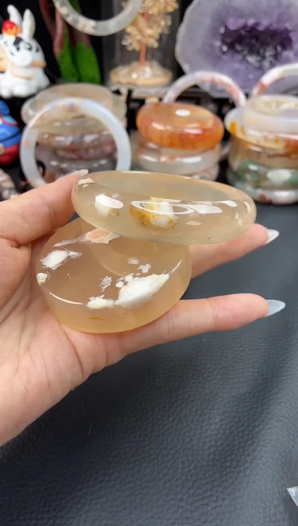 未镶嵌手镯（圆镯）石英质玉58