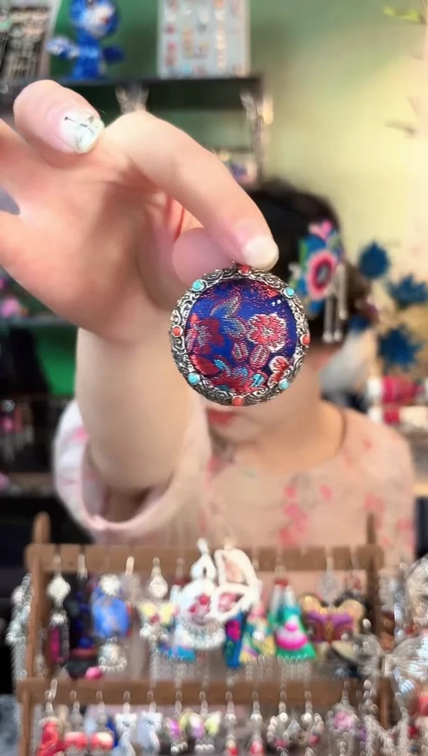 彩云南阁非遗老绣饰品558