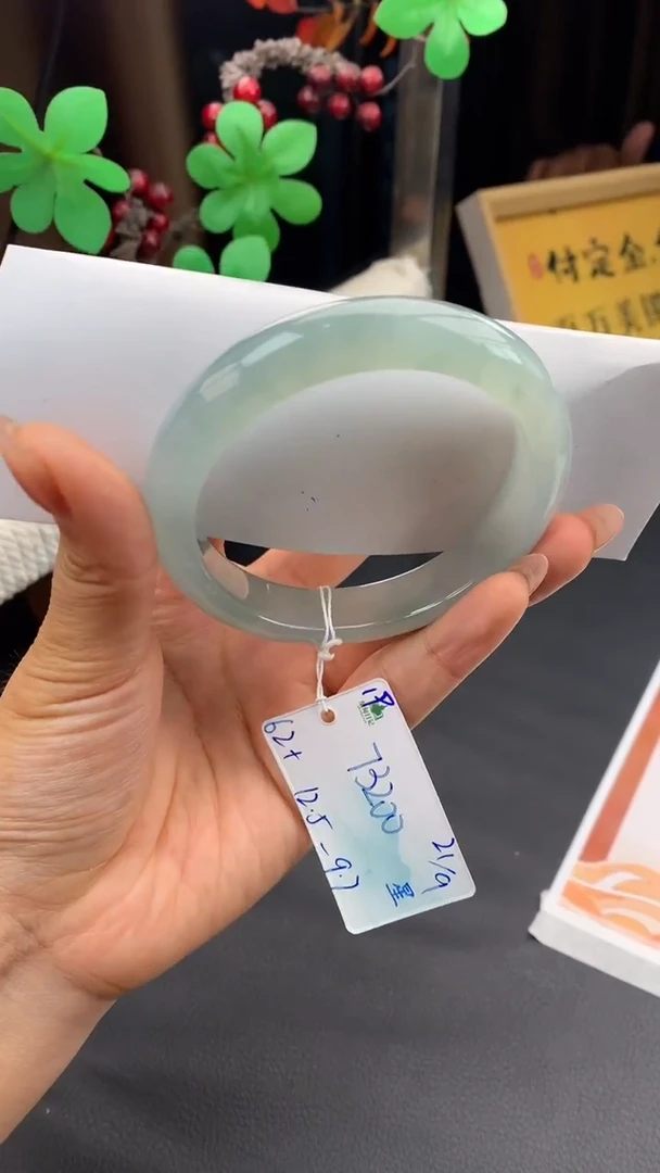 未镶嵌手镯翡翠自带#送人#，联系客服核对地址~