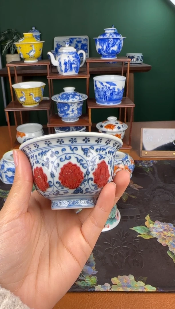 杯艺汉。缠枝莲釉里红压手杯