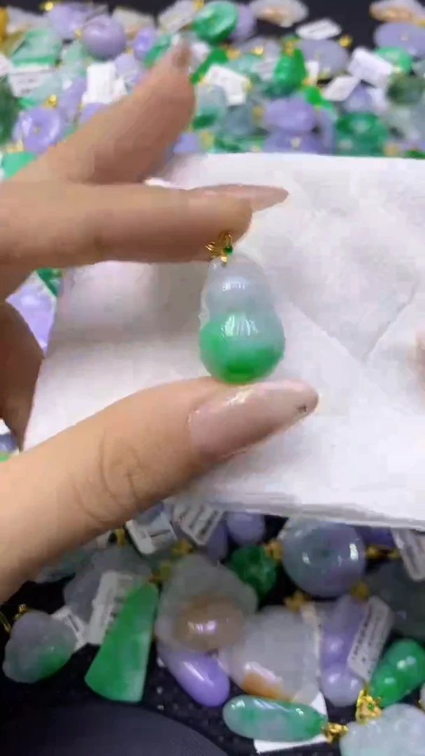 颈饰18K金镶嵌翡翠天然缅甸翡翠A货