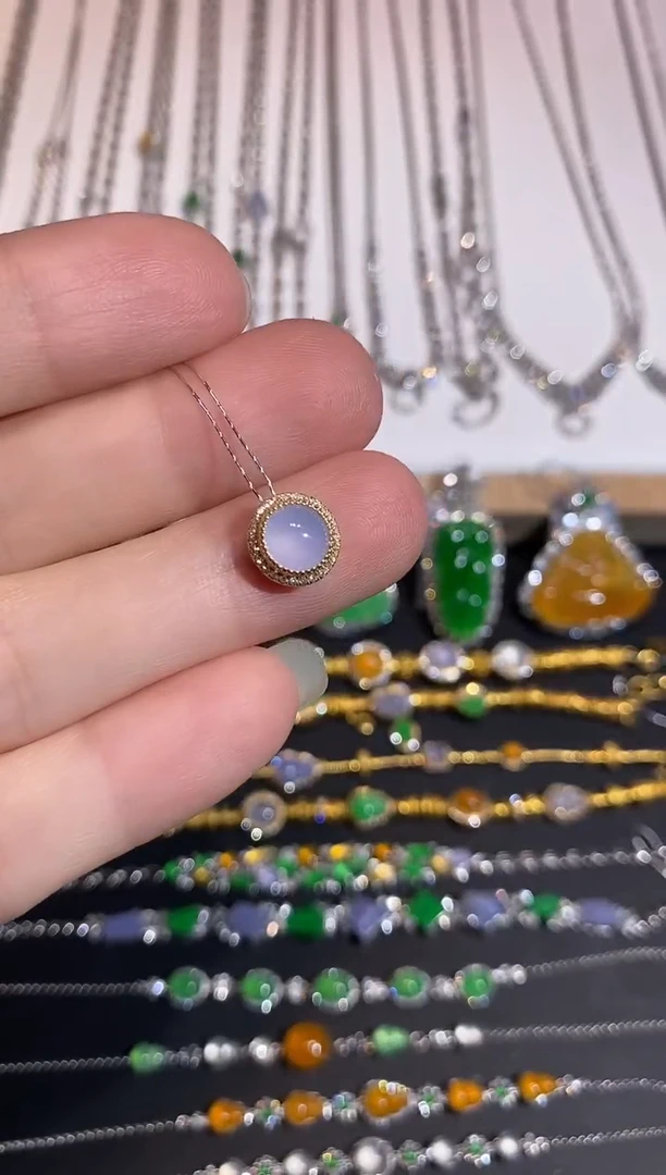 颈饰18K金镶嵌翡翠吊坠