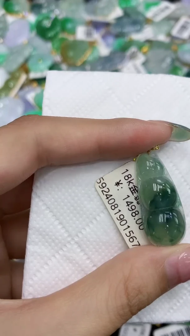 翡翠18K金镶嵌颈饰111111111111