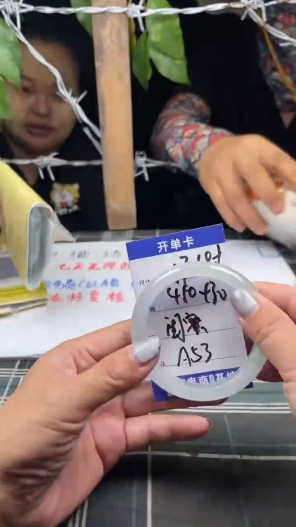 无非金属缅区原矿手镯手工艺现场