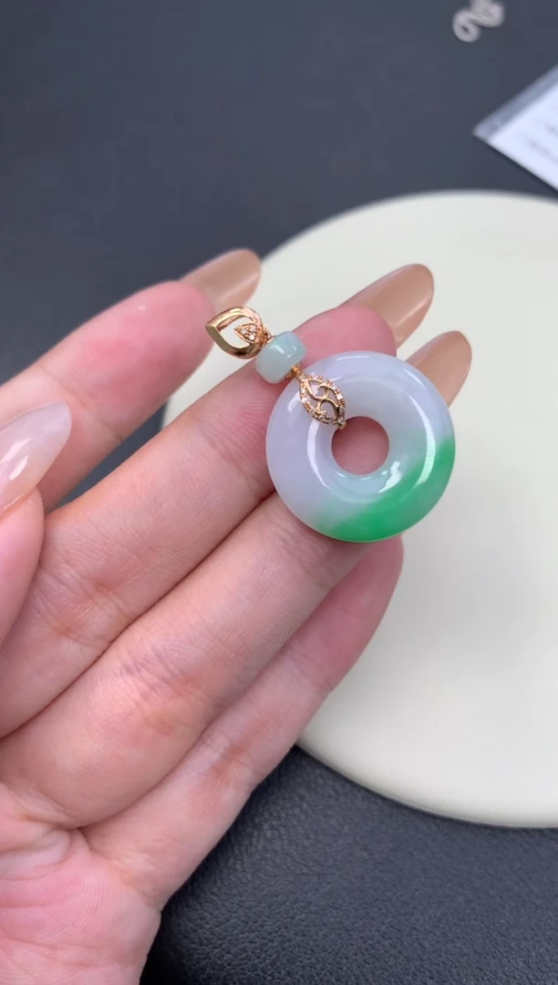 颈饰18K金镶嵌翡翠48小时鉴赏期 退货不扣服务费